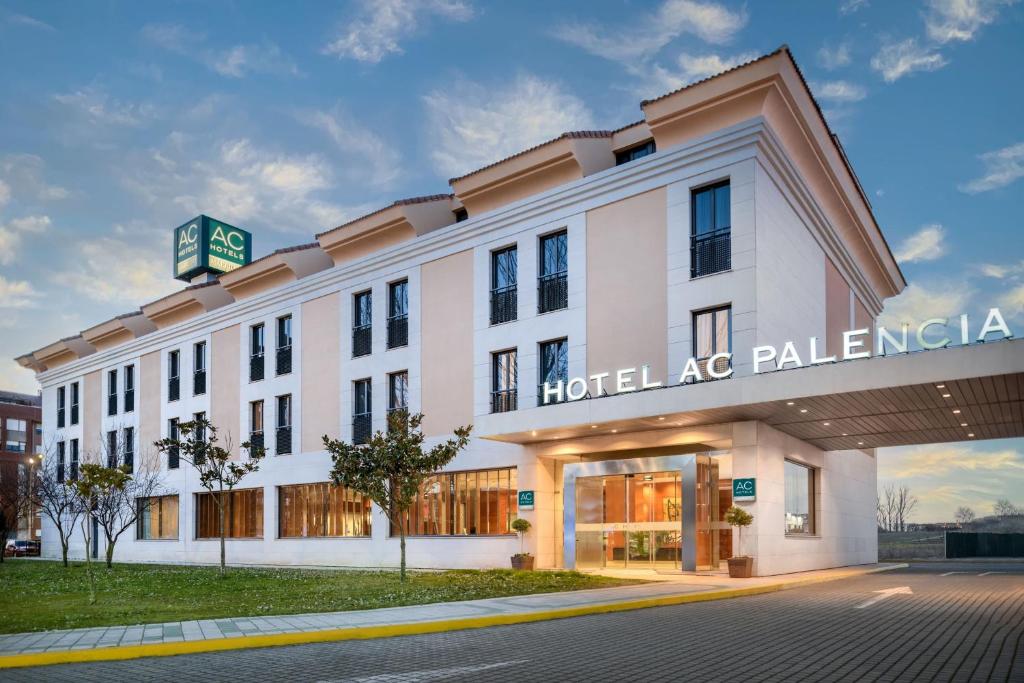 帕伦西亚帕伦西亚生活方式万豪AC酒店的棕榈树建筑,上面有标志