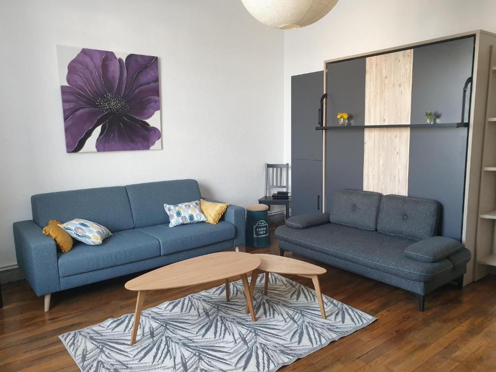 Mont-Saint-MartinB5 - Mont St Martin - RDC的客厅配有蓝色的沙发和桌子