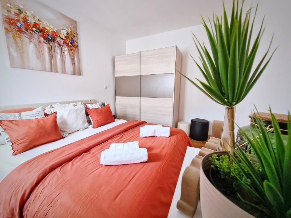 索林Luxury apartment Salona的一间卧室配有一张床,上面有两条毛巾
