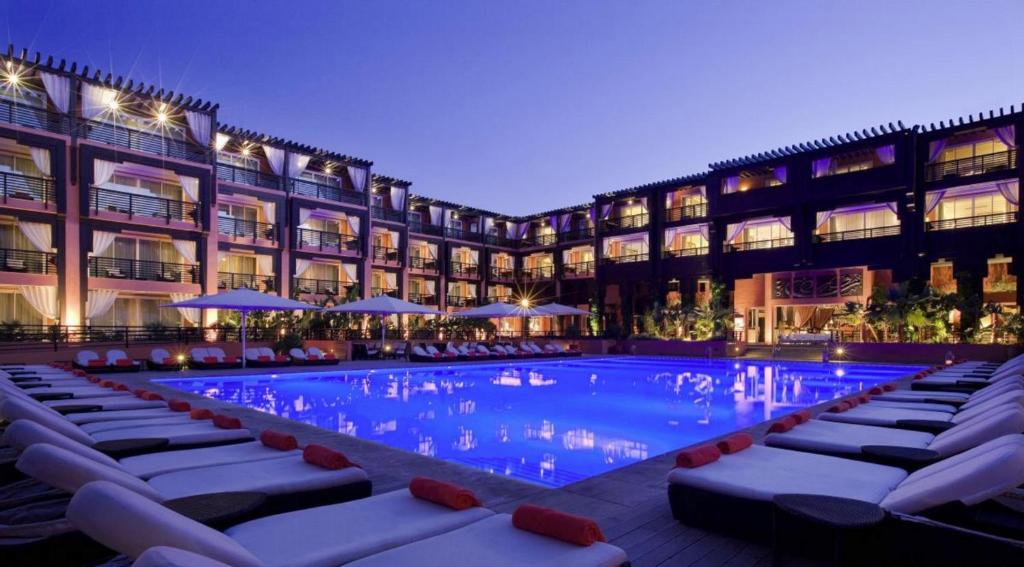 马拉喀什砾耶巴里尔勒纳欧拉酒店的大楼前设有游泳池的酒店