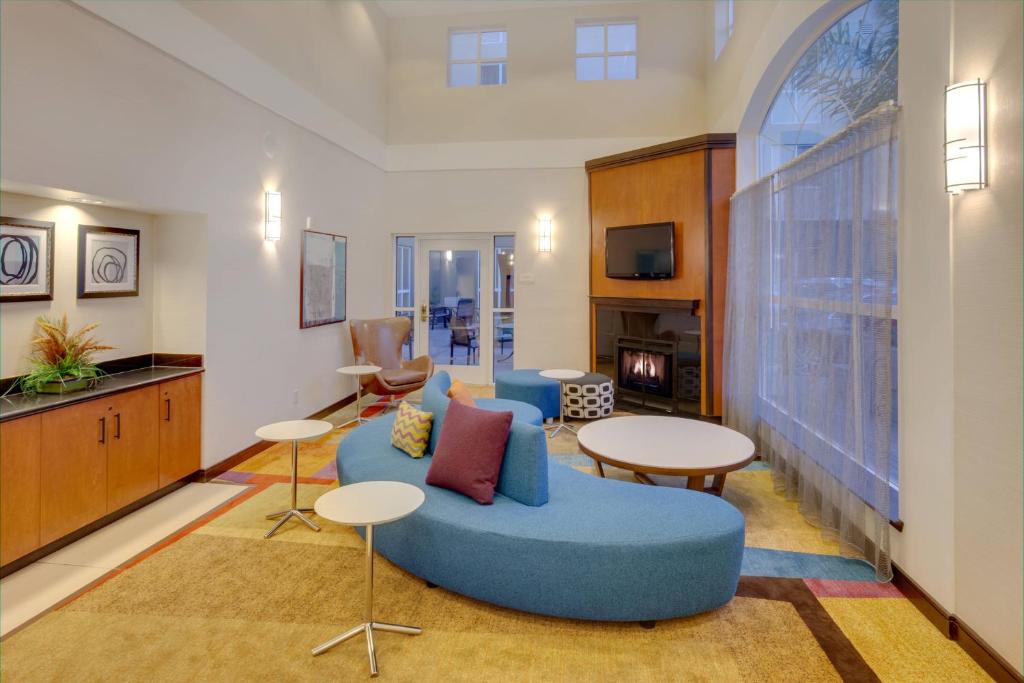 米尔布雷旧金山机场万豪费尔菲尔德客栈&套房酒店的客厅配有蓝色的沙发和桌子