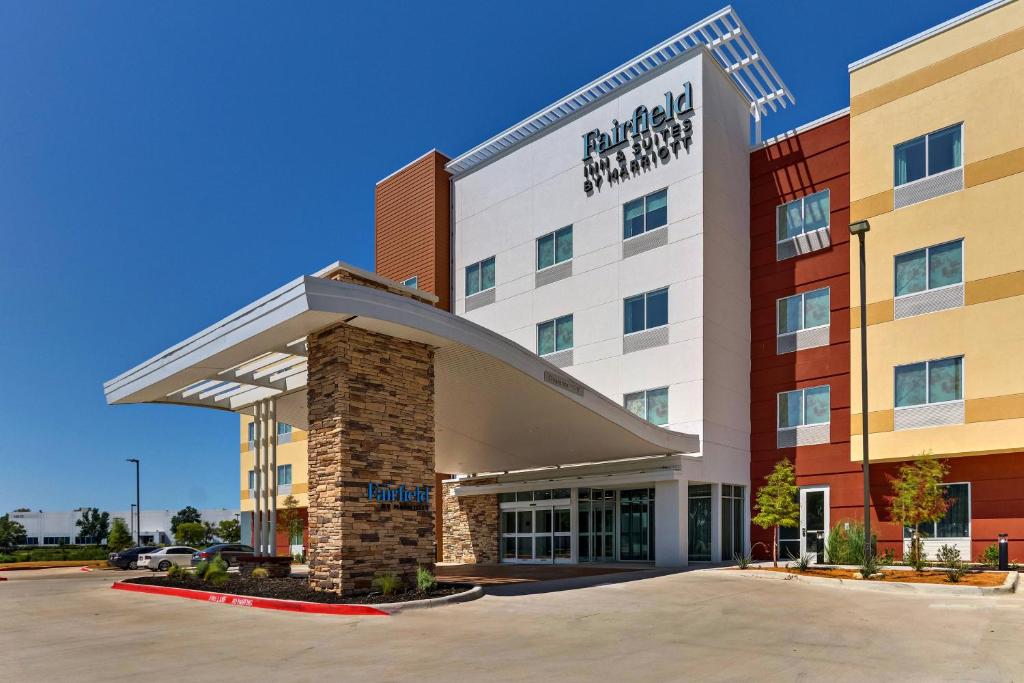 达拉斯Fairfield Inn & Suites by Marriott Dallas Love Field的医院建筑的 ⁇ 染