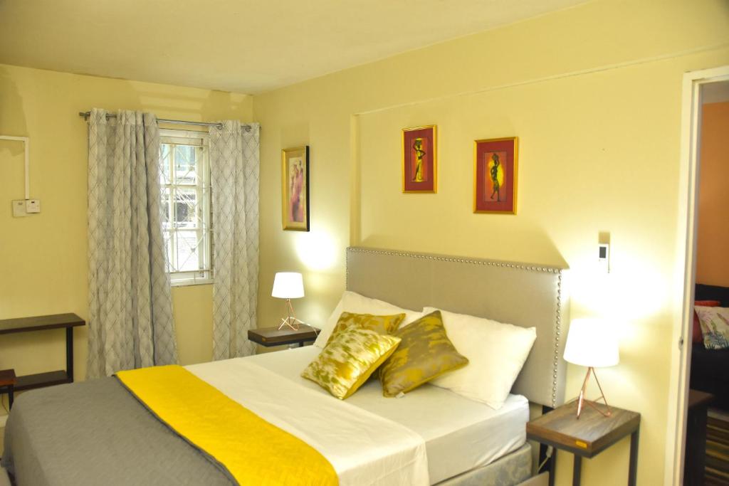 金斯敦The flat@Waterloo的一间卧室配有带金色枕头的床