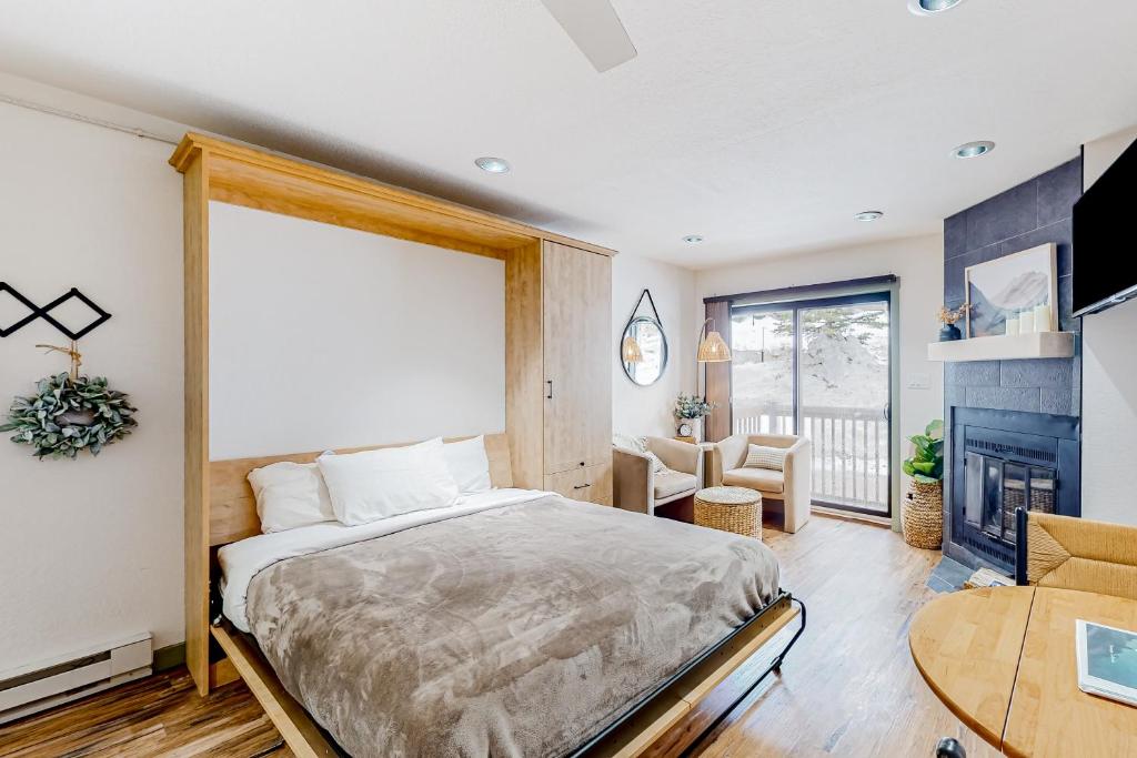 杜兰戈山度假胜地Cascade Village 308的一间带大床的卧室和一间客厅