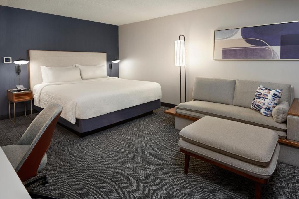 米西索加多伦多米西索加/梅多维尔万怡酒店的酒店客房,配有床和沙发