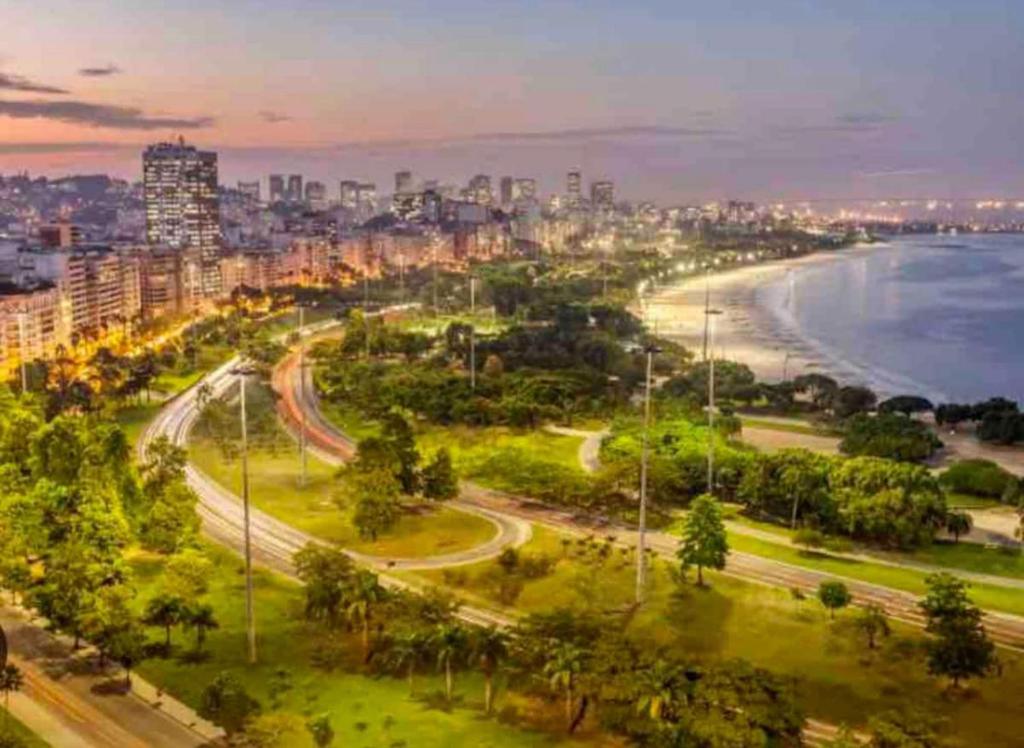 里约热内卢Studio perto de tudo vista Mar Flamengo的享有城市、海滩和大海的景色
