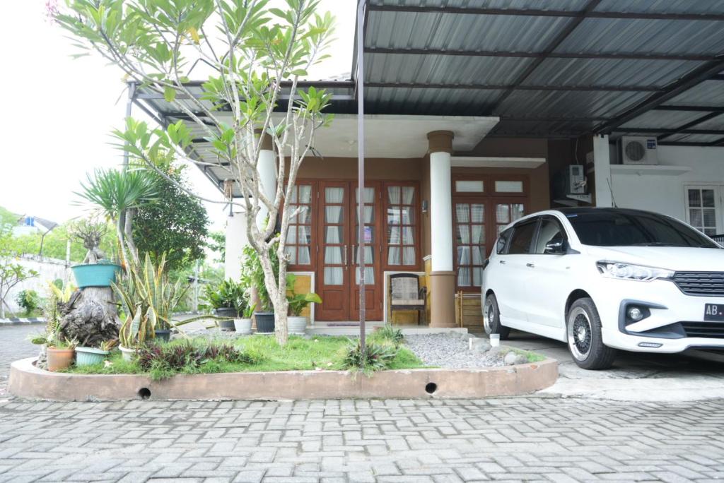 GondowulungOmah Rere Full 1 Rumah, 2 kamar AC的停在房子前面的白色汽车