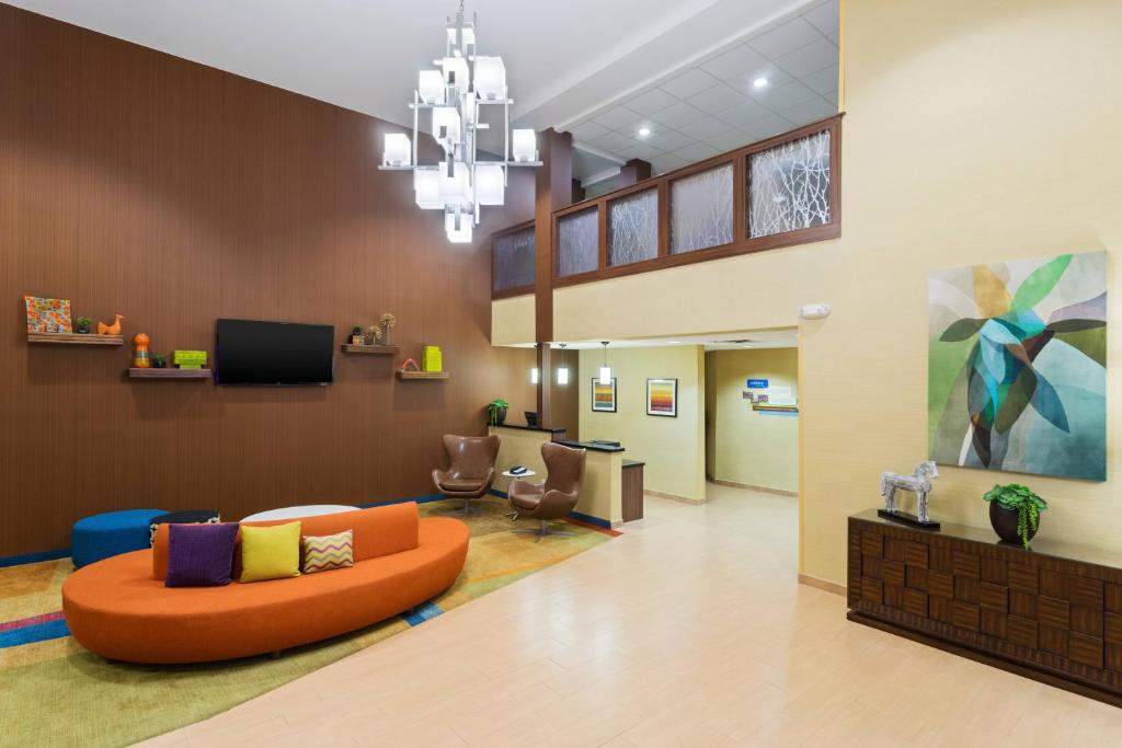 奥德萨敖德萨维尔费尔菲尔德万豪套房酒店的一间医院的大厅,里面摆放着橙色的沙发