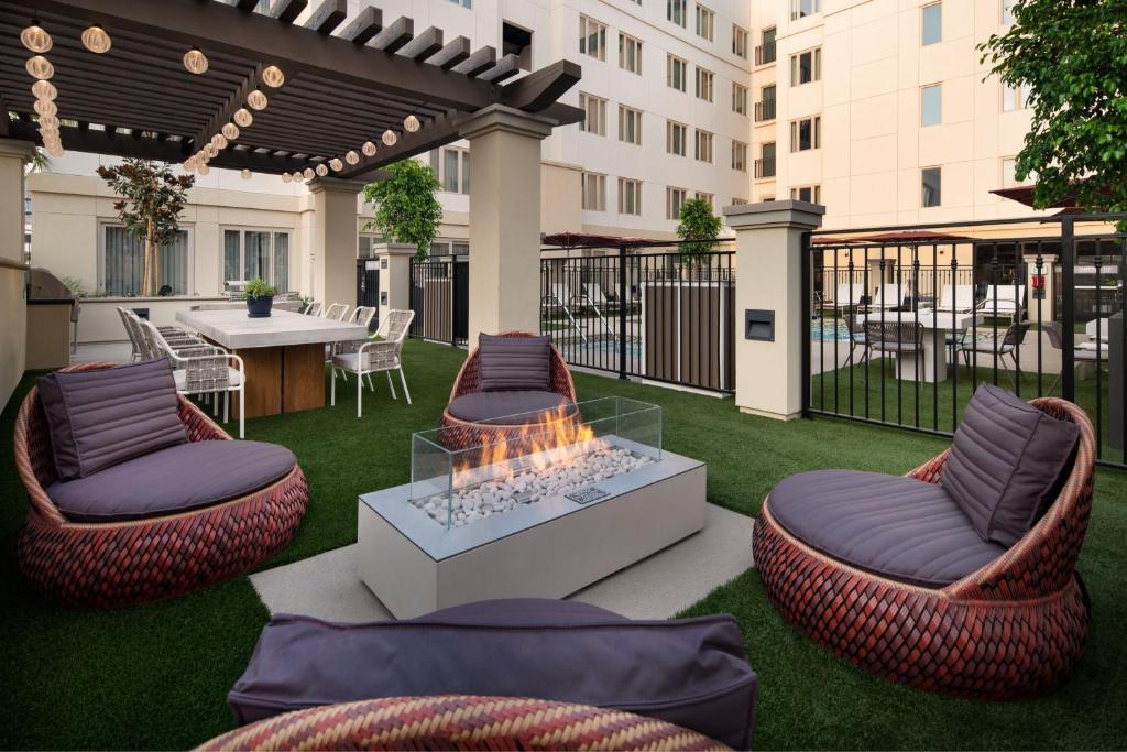格伦代尔Residence Inn Los Angeles Glendale的庭院设有火坑、椅子和桌子