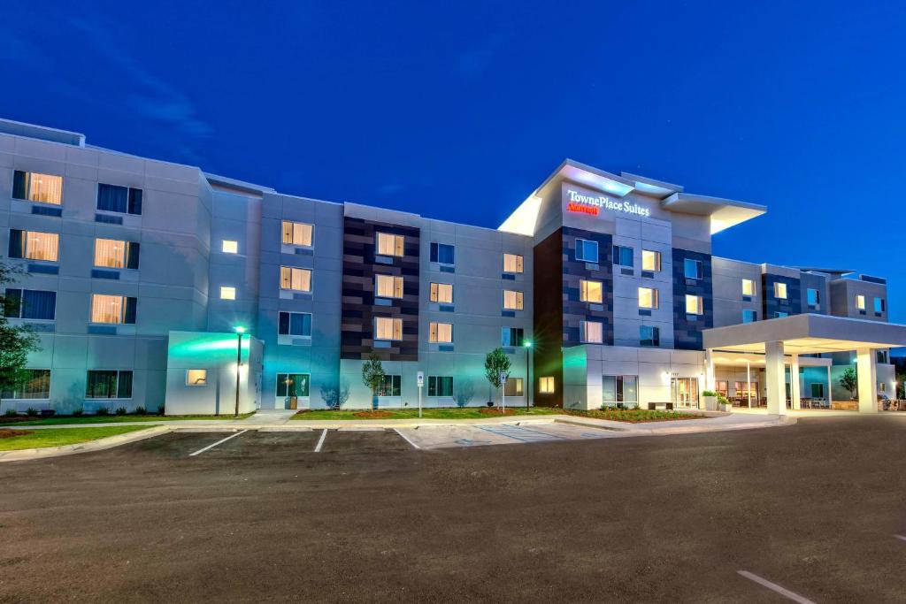 奥本TownePlace Suites by Marriott Auburn University Area的酒店前面的一个空停车位