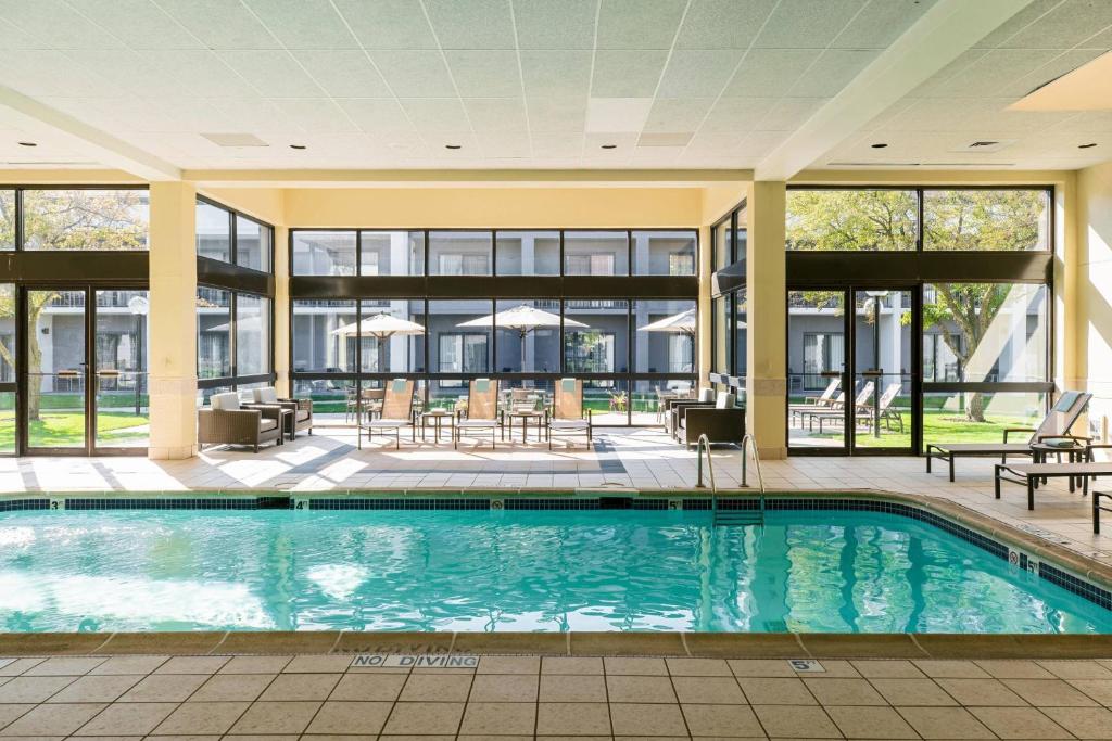 内珀维尔芝加哥内珀维尔万怡酒店的一座建筑物中央的游泳池