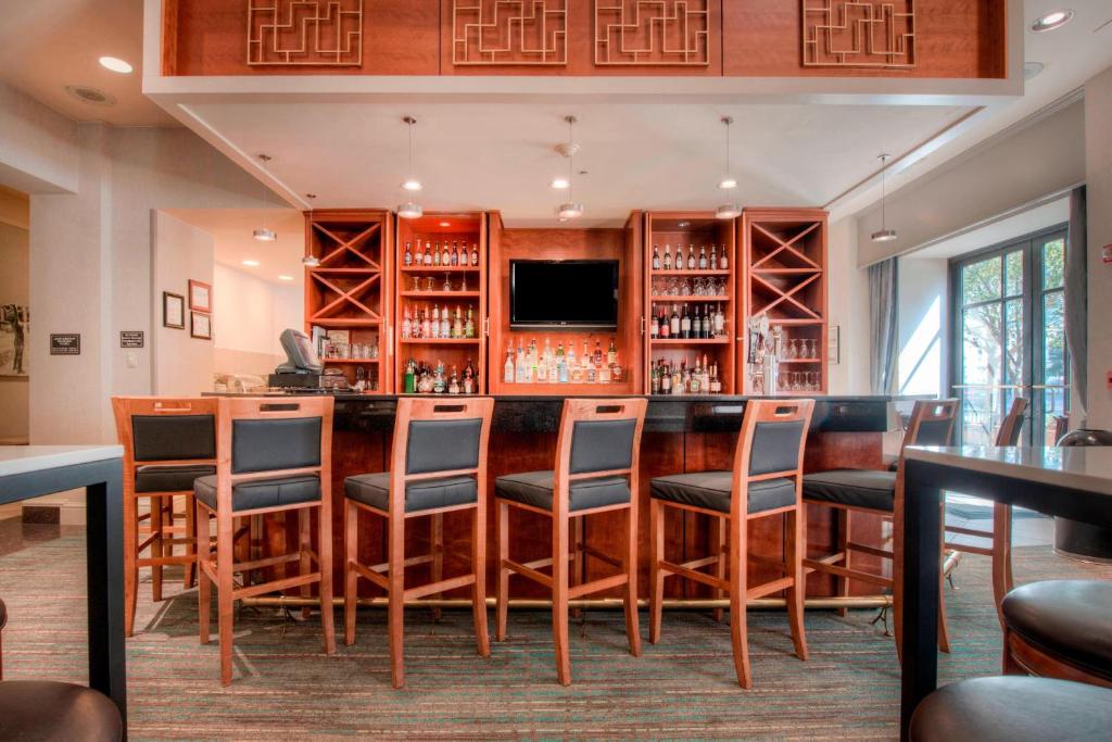 夏洛特夏洛特住宅区原住客栈的一间酒吧,在房间内配有木凳