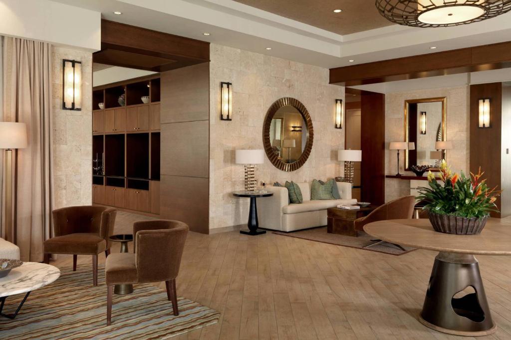 奥兰多TownePlace Suites by Marriott Orlando Downtown的客厅配有沙发和桌子
