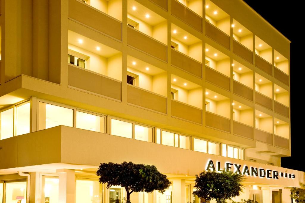 里乔内亚历山大酒店的一座大建筑的侧面有标志