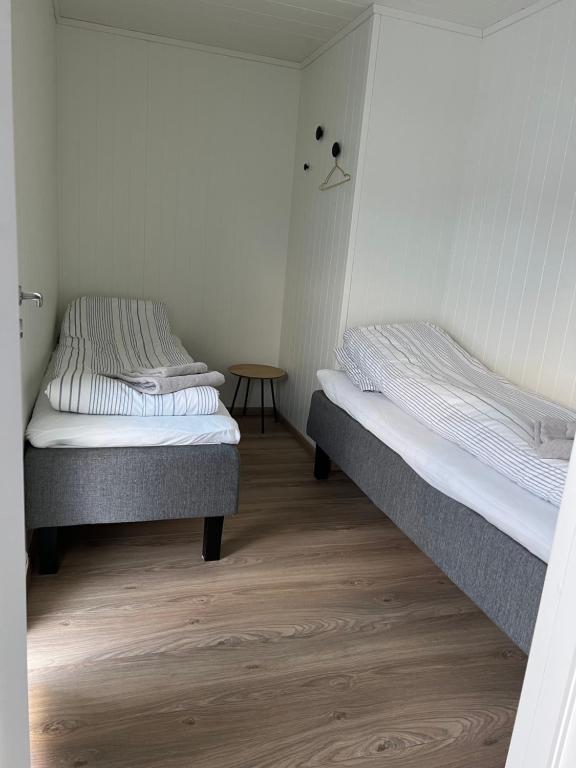 巴尔斯塔Lofoten seaview的小型客房配有两张床和一张桌子。