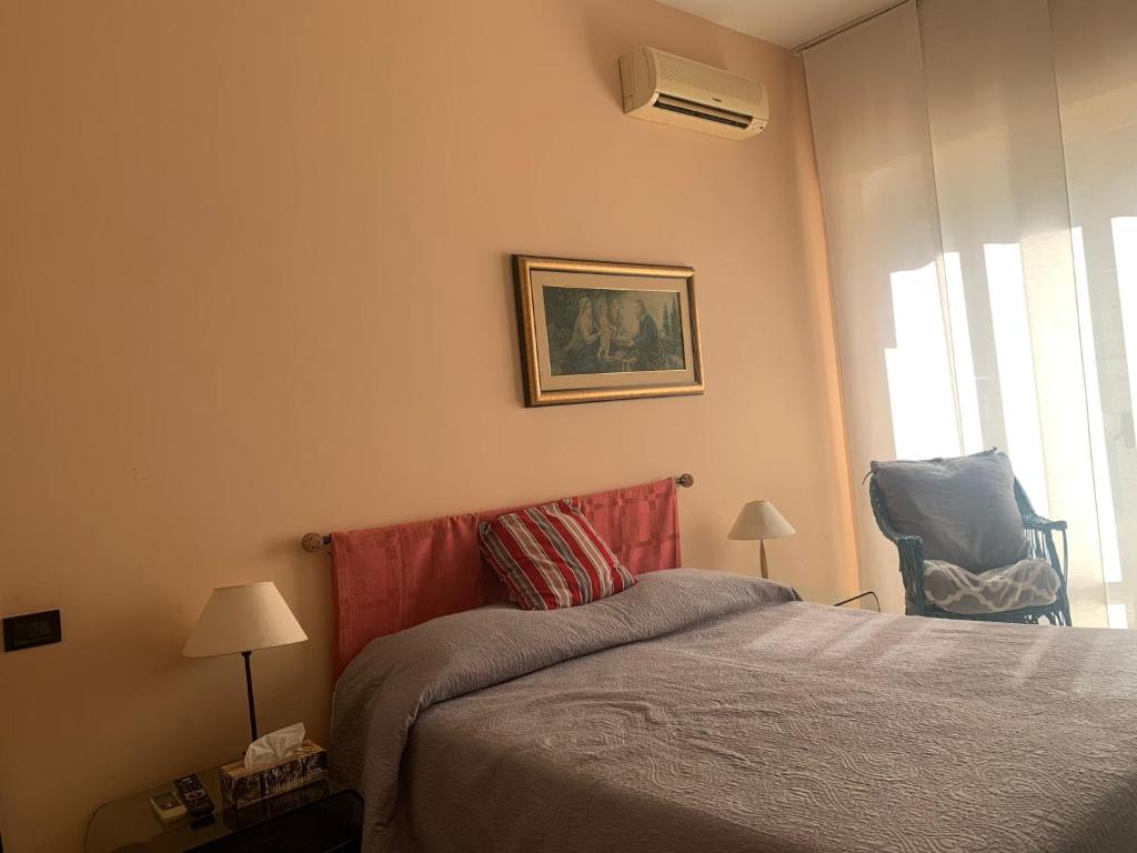 基耶蒂La casa di Miretta的卧室配有一张床和一把椅子,靠窗