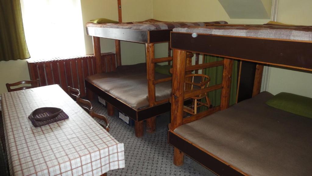 耶塞尼克Ranch Eden, Jeseník的客房设有三张双层床和一张桌子。