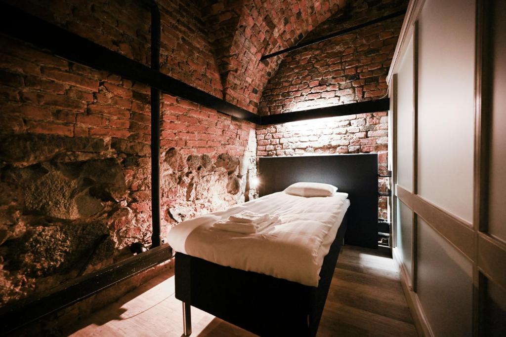 斯德哥尔摩Old Town Stay Hostel的卧室配有砖墙内的床铺
