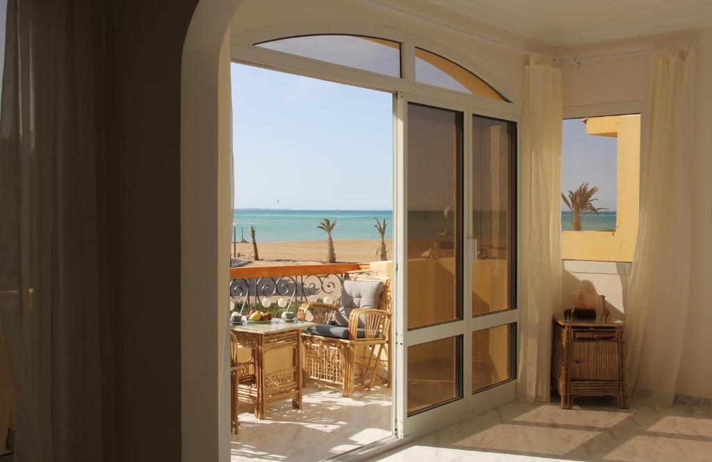 赫尔格达Villa Anna & Snake的通往海滩景阳台的开放式门