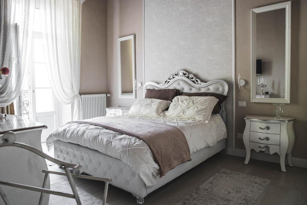 卢卡BELVEDERE Luxury Apartment, view on the Lucca Walls的卧室配有白色的床和窗户。