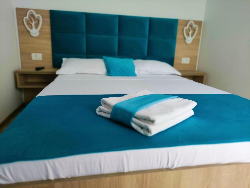 多亚马伊Casa Daniela的一张蓝色和白色的床,上面有毛巾