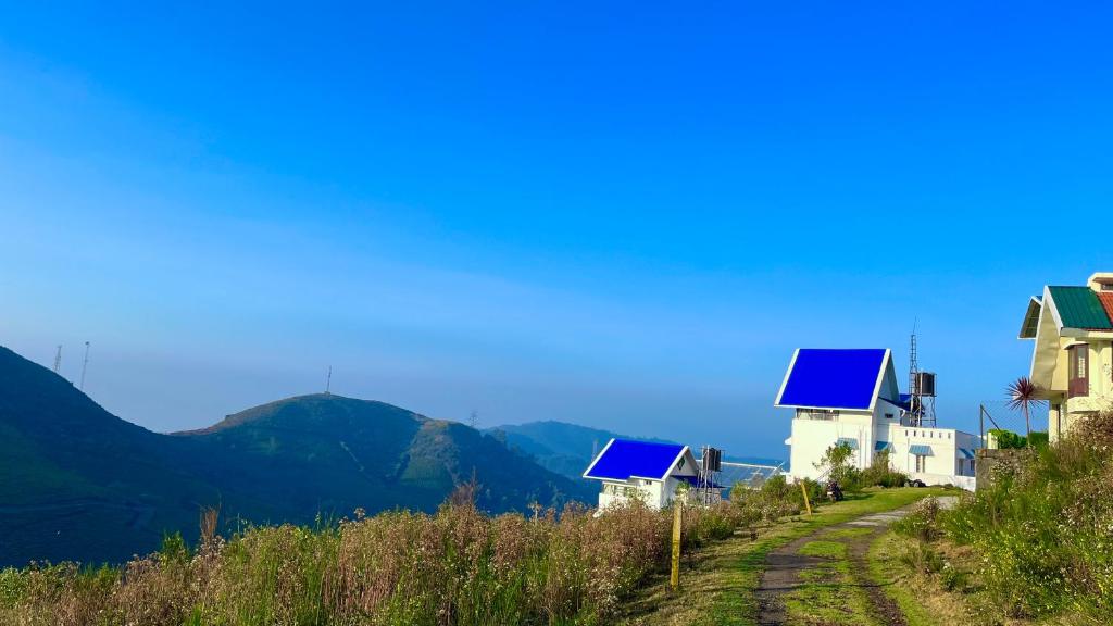 乌提Away From Home - I的道路一侧的蓝色太阳能电池板房子