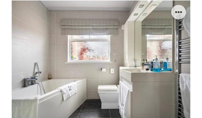 库申多尔库伦特拉别墅酒店的白色的浴室设有浴缸和水槽。