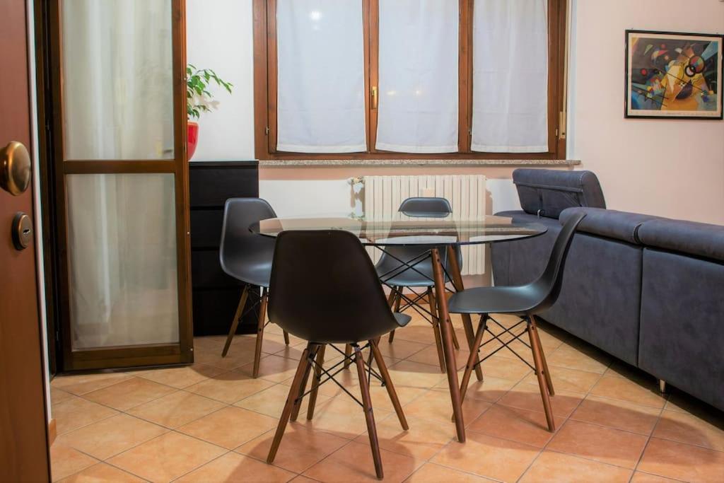 都灵Casa Spezia - Metro Vicina, Wi-Fi Rapido & Netflix的一间设有玻璃桌和椅子的用餐室