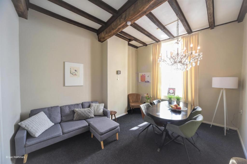 马斯特里赫特city Apartment "Op de Thermen"的客厅配有沙发和桌子