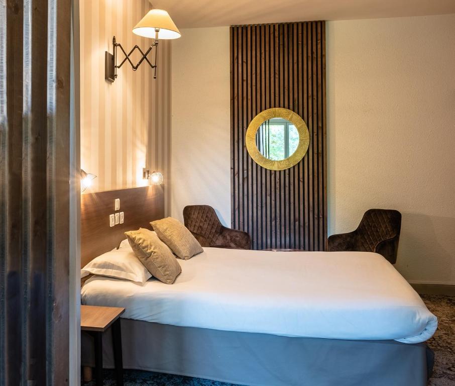 罗卡马杜尔日拉斯艾玛德日恩酒店的酒店客房,配有床和镜子