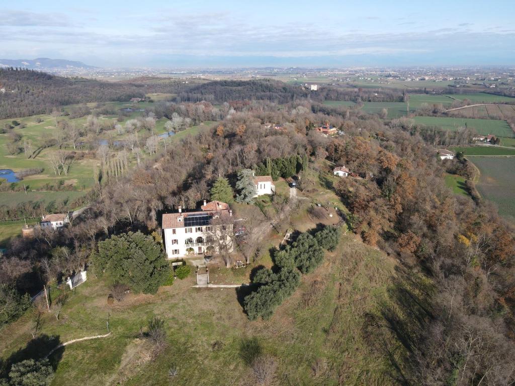 RovolonVilla Marani的山丘上房屋的空中景致