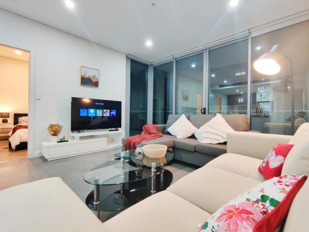 悉尼3BR Apt near Stadiums, Family-Friendly, Cozy decor的带沙发和电视的客厅