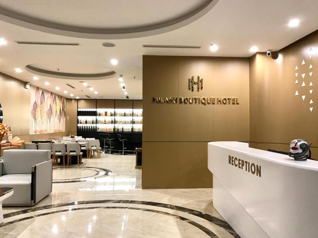 下龙湾Milash Boutique Hotel的餐厅设有桌椅等候室