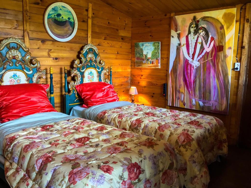 阿利坎特casa India的一间卧室设有两张床,墙上挂着一幅画