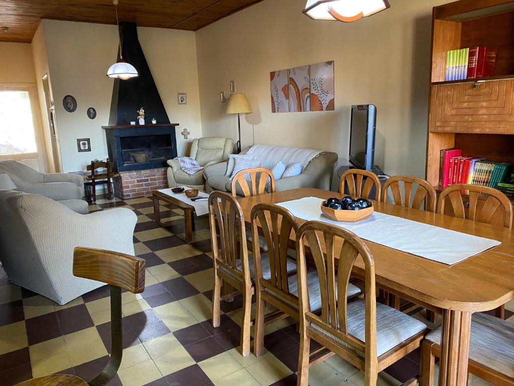 卡梅隆“Nelly’s House” Excelente Ubicación y Confort的厨房以及带桌椅的起居室。