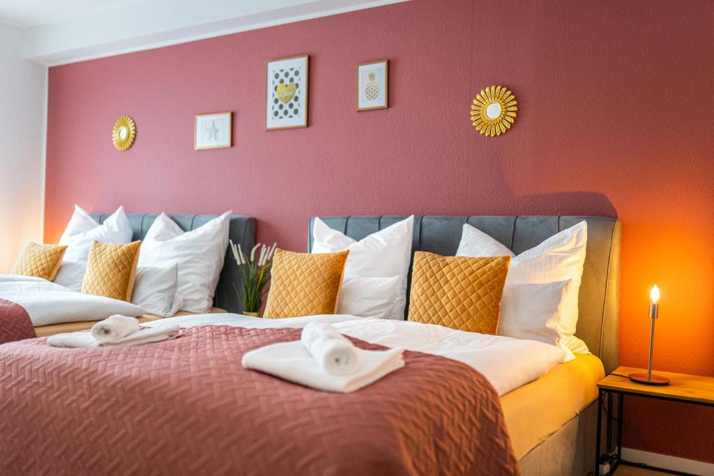 杜伊斯堡Golden Design Zentral的一间卧室配有一张大床和毛巾
