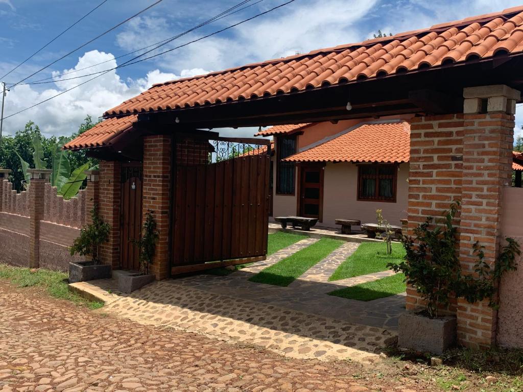 马萨米特拉Cabaña Ensueño的一座带木门的小砖屋