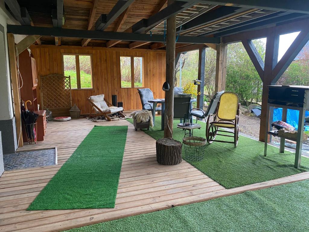 科瓦雷Petit Appartament的客厅设有绿草甲板