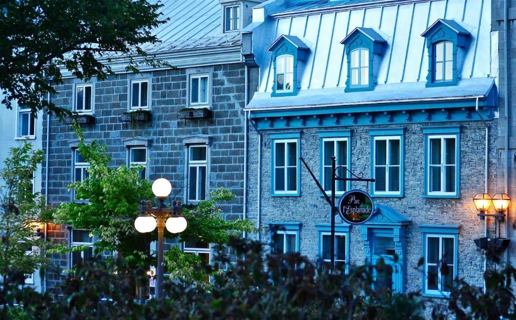魁北克市奥特伊玛诺庄园酒店的一座大型砖砌建筑,前面有标志