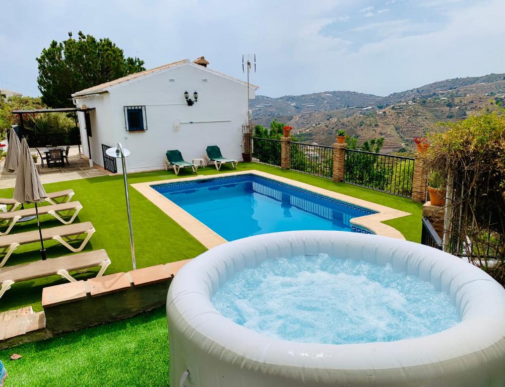 弗里希利亚纳Villa en Frigiliana con Piscina y Jacuzzi的后院设有大热水浴缸