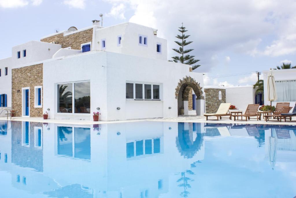 纳克索乔拉纳克索斯假日酒店的别墅前方设有游泳池