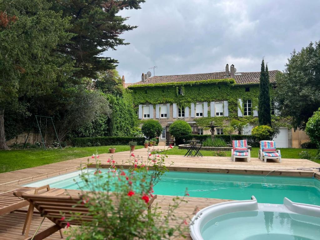 卡斯泰尔诺达里Maison Riquet的庭院前带游泳池的房子