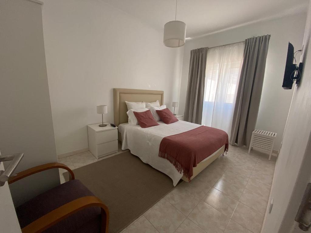 法鲁Guest House的酒店客房设有床和窗户。