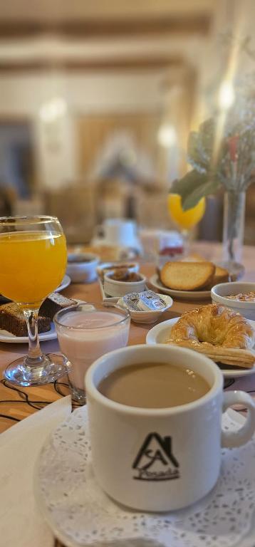贝尔格拉诺将军镇Posada Aitue的桌子上放着一杯咖啡和一杯橙汁