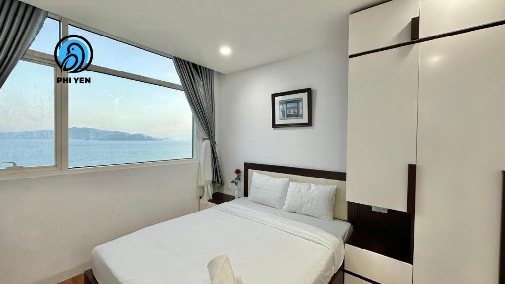 芽庄Phi Yen Muong Thanh 04 Apartment的一间卧室设有一张床和一个大窗户