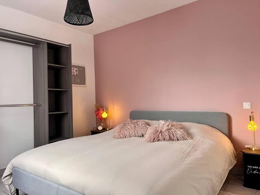FressennevilleLa Romance的一间卧室配有一张带两个枕头的床