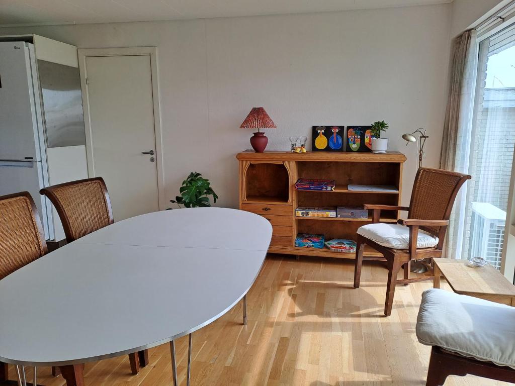 瓦尔德VindPust的客厅配有白色的桌子和椅子