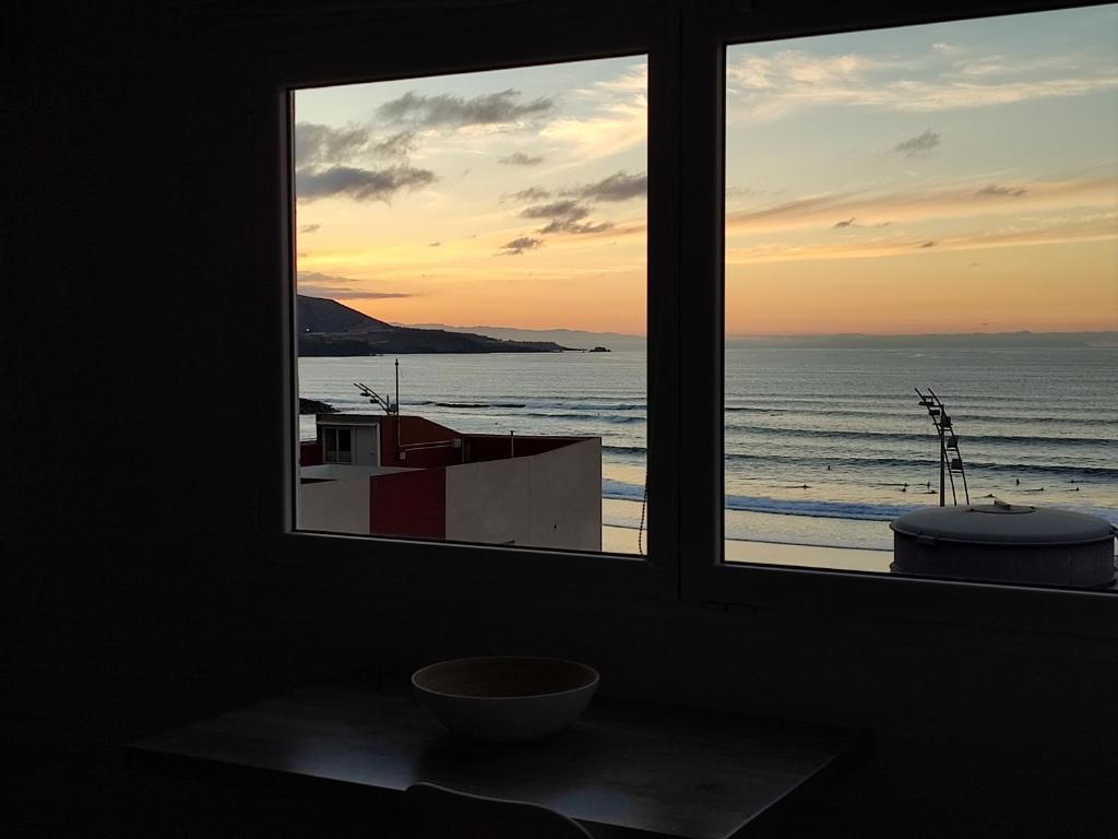 大加那利岛拉斯帕尔马斯Ático en Las Canteras的客房设有窗户,享有海景。