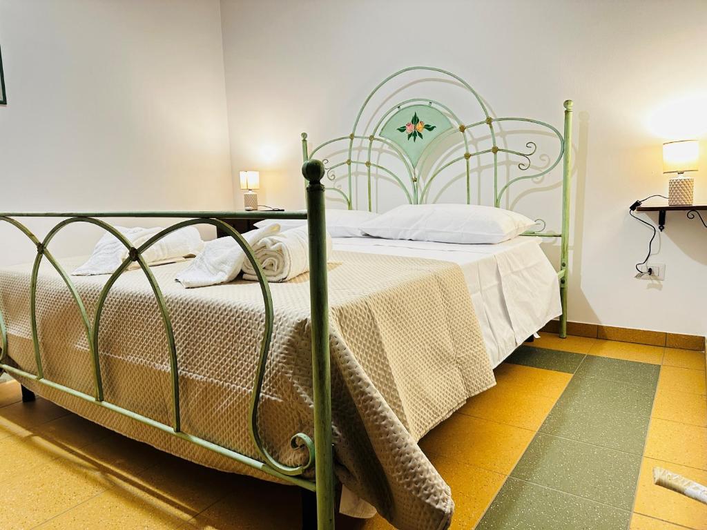 SternatiaMirodìa的一间卧室配有一张带金属框架的床