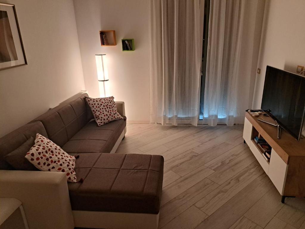 博洛尼亚Your Comfort Home - Bologna的带沙发和电视的客厅